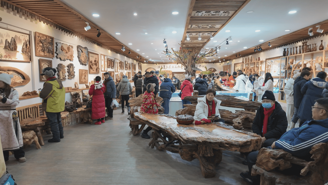 冰雪同心繪童話(huà) 百家旅社踏線(xiàn)美江木藝園